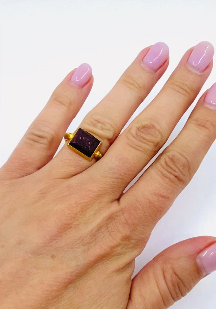 Vintage Intaglio Ring 22k Gold Signet Ring Glass