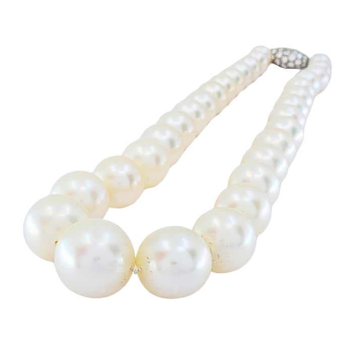 Van Cleef & Arpels New York Graduated Pearl Necklace Pavé Diamond Clasp