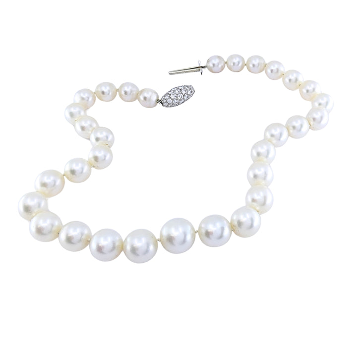 Van Cleef & Arpels New York Graduated Pearl Necklace Pavé Diamond Clasp