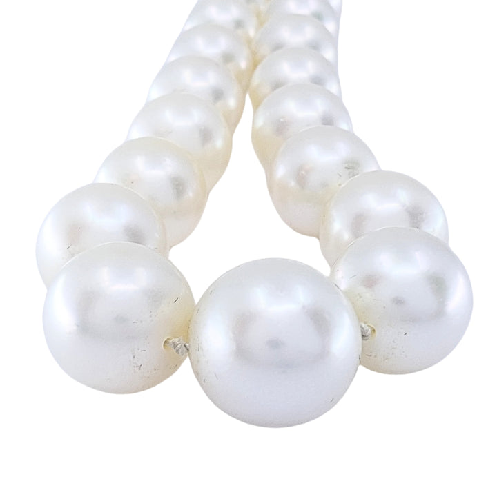 Van Cleef & Arpels New York Graduated Pearl Necklace Pavé Diamond Clasp