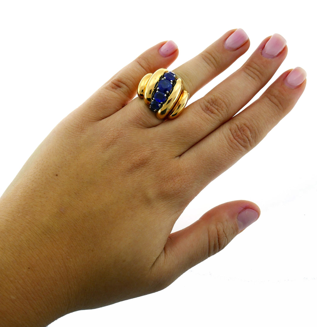 Vintage Van Cleef & Arpels Sapphire Gold Bombe Ring, 1970s