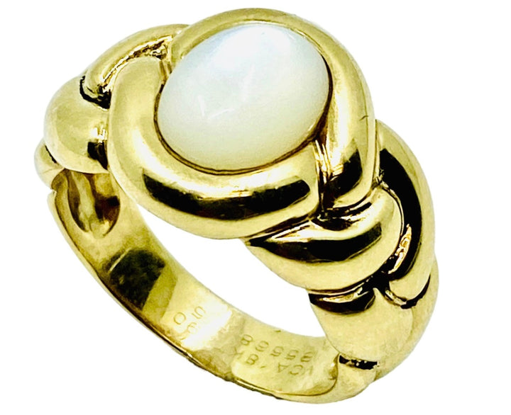 Van Cleef &  Arpels 18k Gold Ring Mother of Pearl