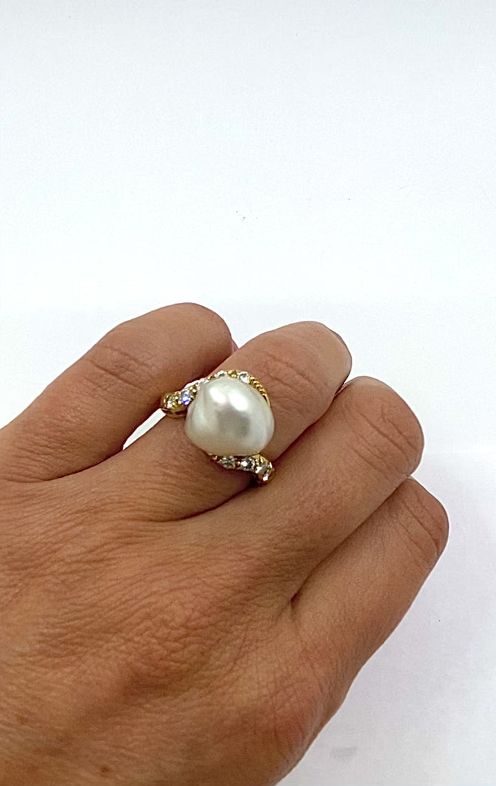 Vintage 18k Yellow Gold Baroque Pearl Diamond Ring