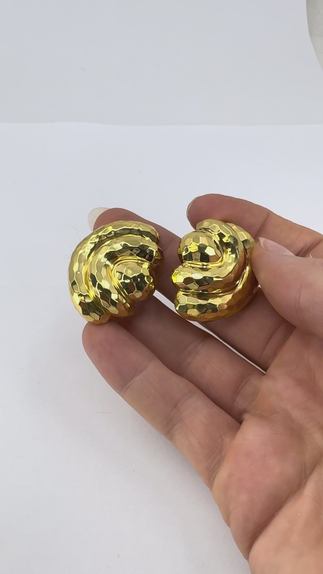 Vintage Henry Dunay 18k Gold Hammered Shell Motif Clip Earrings